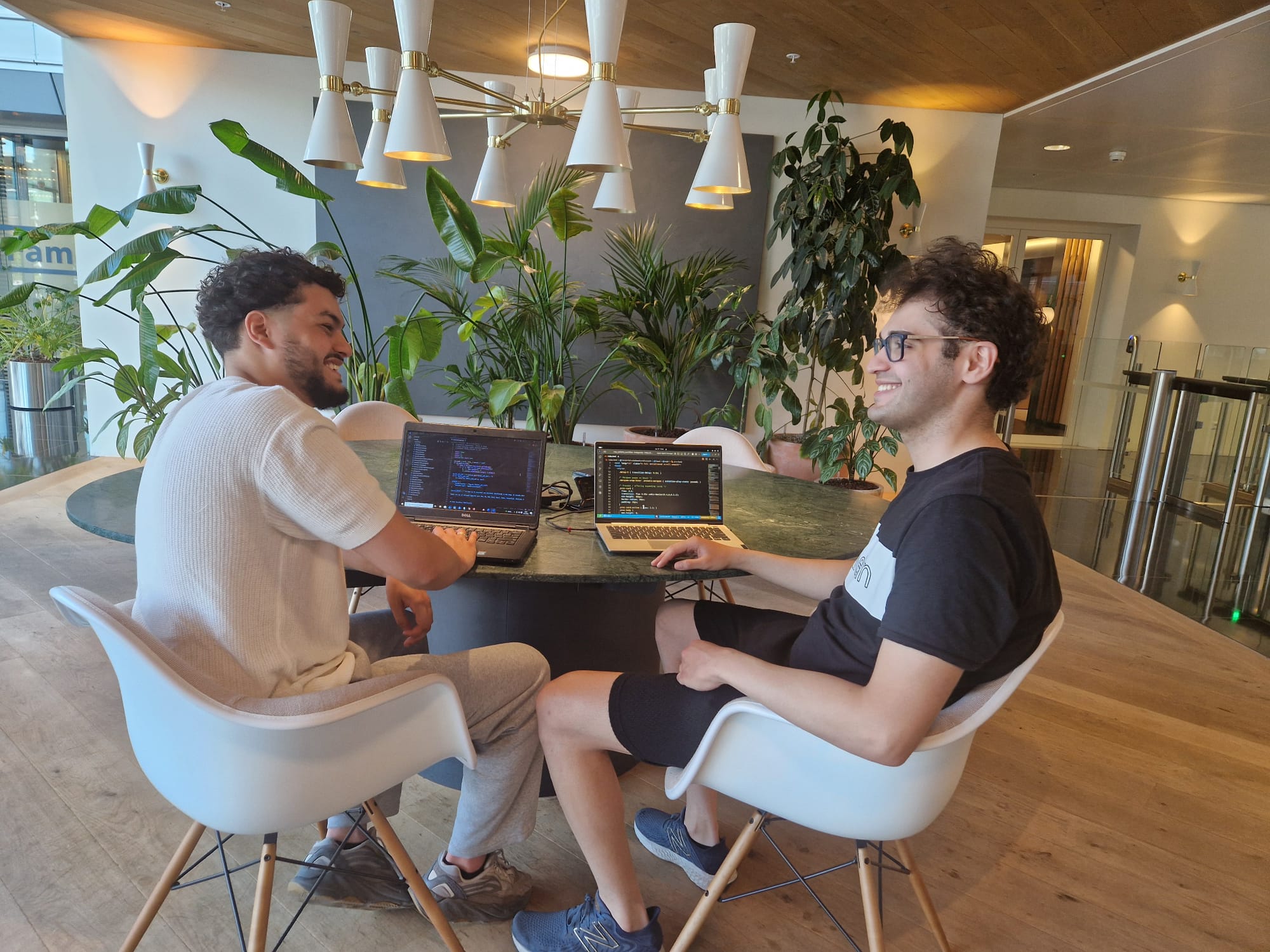 Aryen en Zakaria van Northline Solutions aan het werk